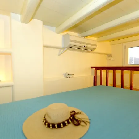 Tsakanos Traditional Sirma * Klima (Milos)